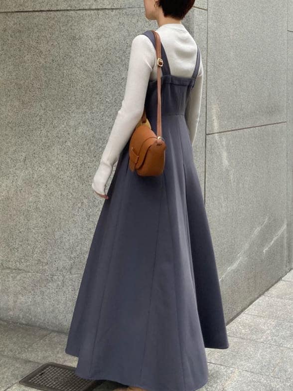 ベージュ系のその他シューズ、グレー系のスカート、ブラウン系のショルダーバッグを着用したレディースの秋コーディネートの2枚目の写真