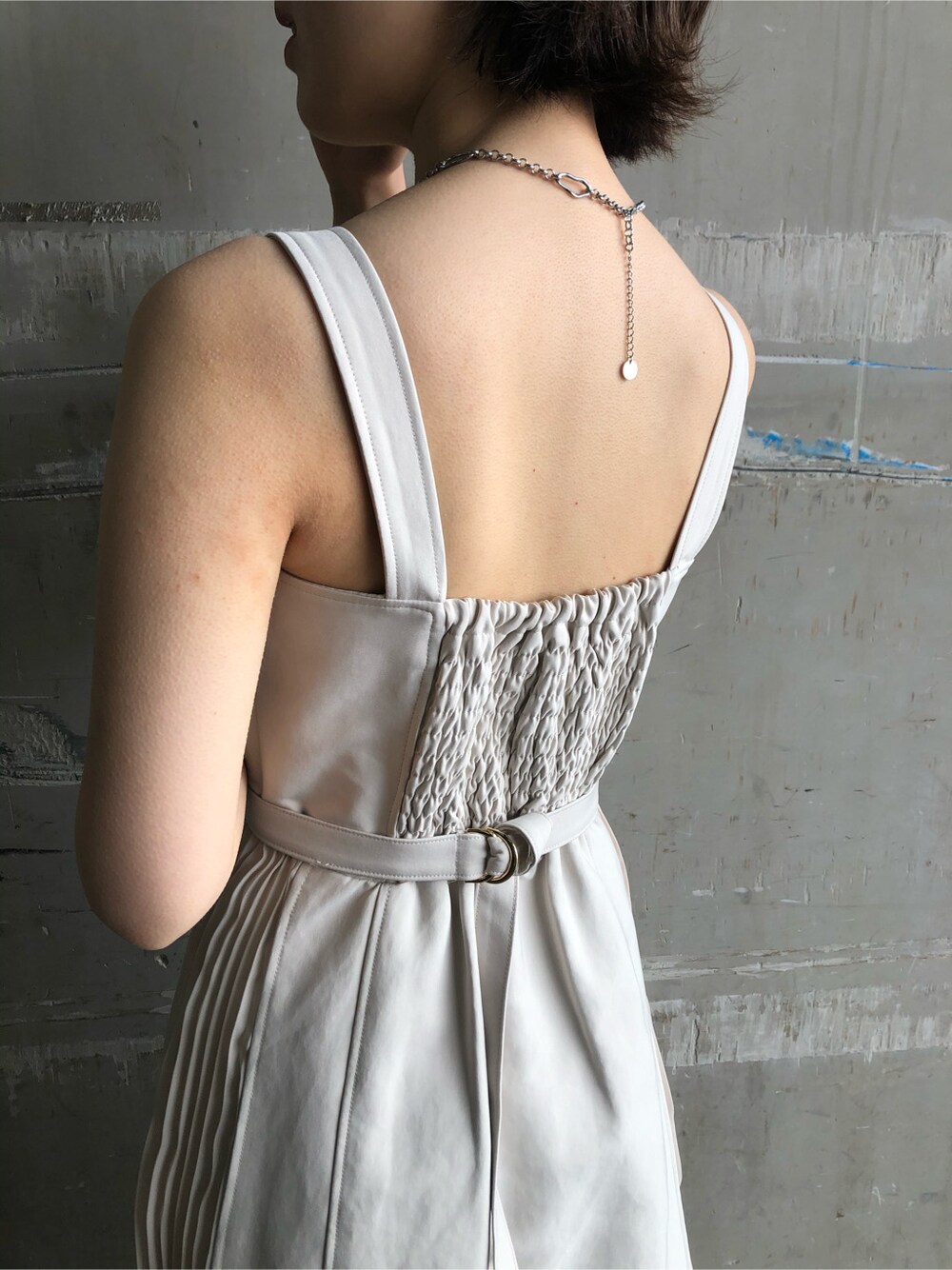 ブラウン系のパンプス、ホワイト系のワンピース、ホワイト系のカーディガン/ボレロを着用したレディースの春コーディネートの3枚目の写真