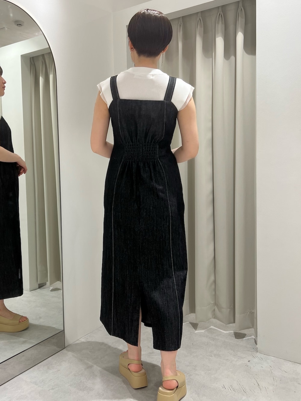 ベージュ系のサンダル、ブラック系のワンピース、ホワイト系のニット/セーターを着用したレディースの春コーディネートの3枚目の写真