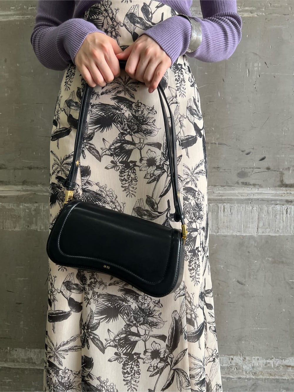 ベージュ系のスカート、ブラック系のブーツ、パープル系のニット/セーターを着用したレディースの秋コーディネートの7枚目の写真