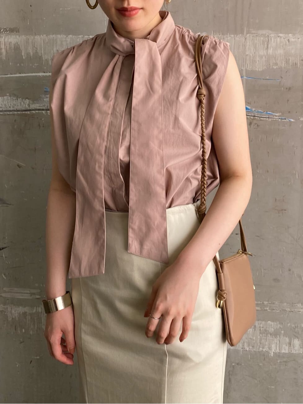 その他のパンプス、ベージュ系のショルダーバッグ、ベージュ系のシャツ/ブラウスを着用したレディースの夏コーディネートの7枚目の写真