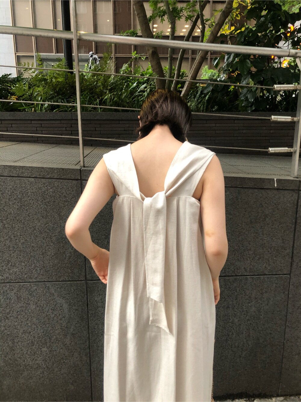 その他のその他シューズ、ベージュ系のショルダーバッグ、ホワイト系のワンピースを着用したレディースの春コーディネートの6枚目の写真