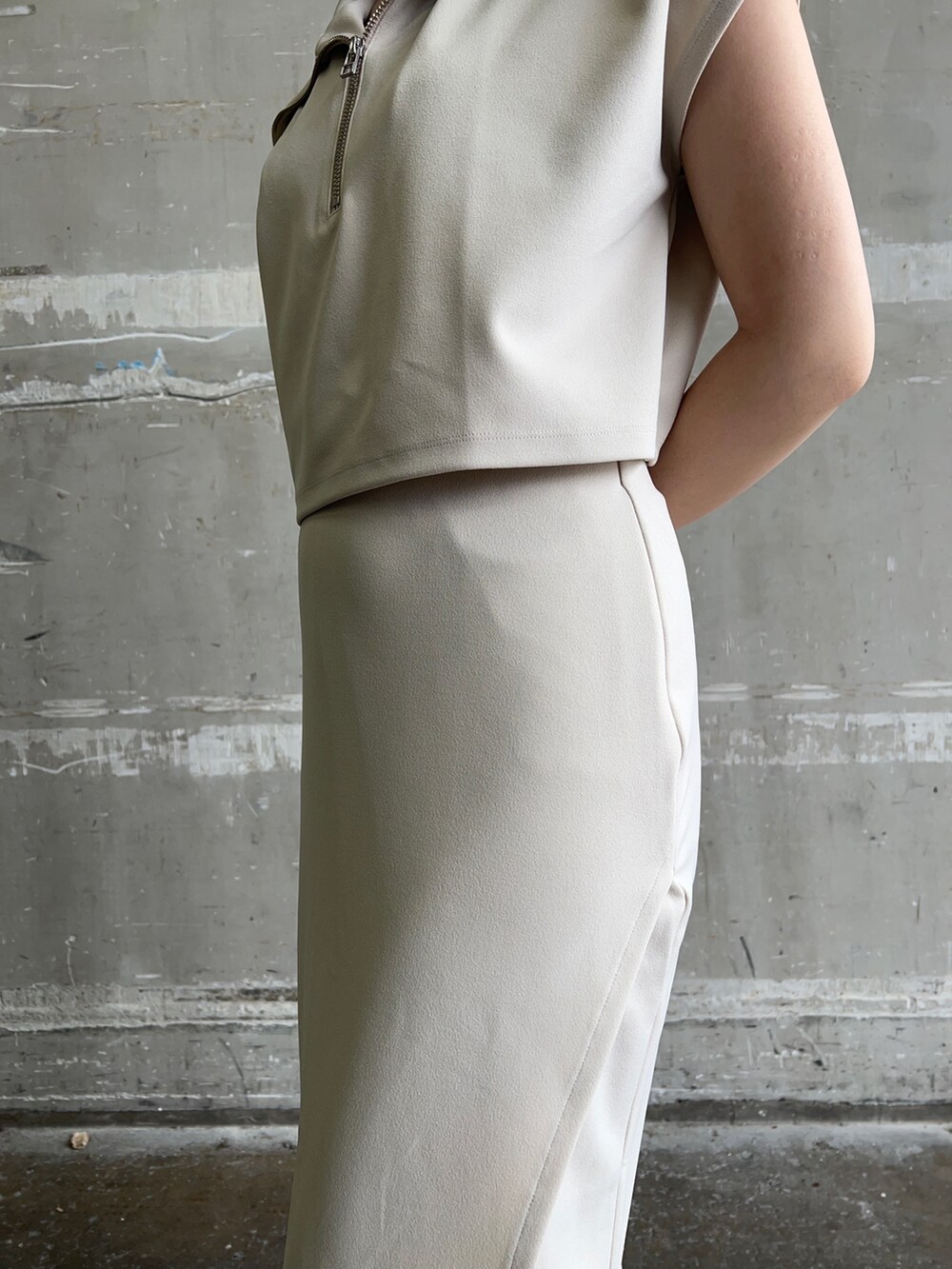 ホワイト系のハンドバッグ、ホワイト系のTシャツ/カットソー、ホワイト系のスカートを着用したレディースの夏コーディネートの7枚目の写真