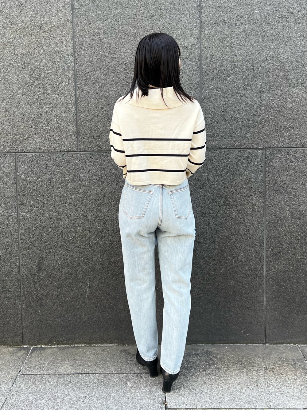 ブルー系のデニムパンツ、ホワイト系のニット/セーターを着用したレディースの冬コーディネートの3枚目の写真