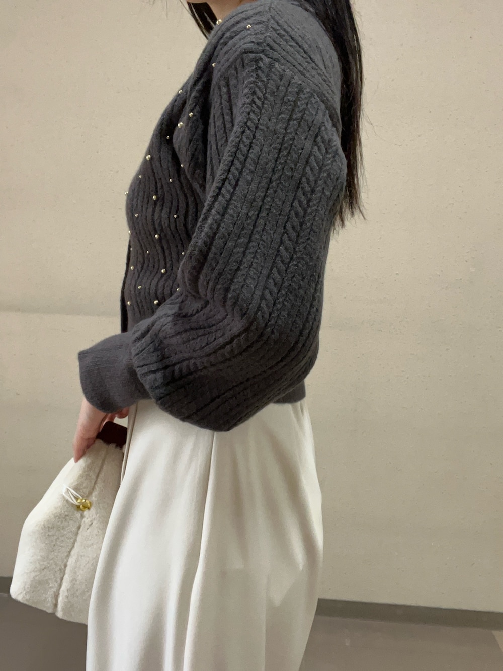 ブラック系のブーツ、グレー系のニット/セーター、ホワイト系のその他パンツを着用したレディースの秋コーディネートの5枚目の写真