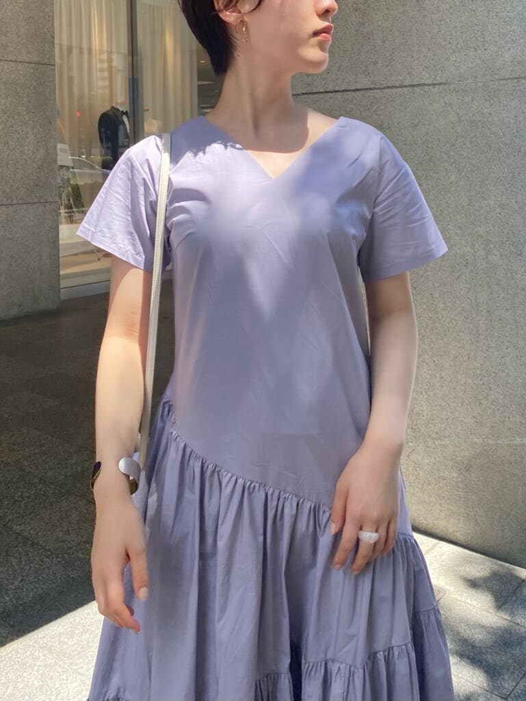 ブラウン系のサンダル、ホワイト系のショルダーバッグ、パープル系のワンピースを着用したレディースの夏コーディネートの4枚目の写真