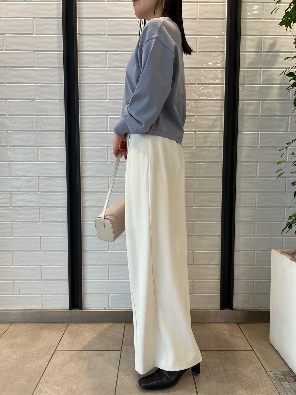 ホワイト系のその他パンツ、ブルー系のニット/セーターを着用したレディースの冬コーディネートの8枚目の写真