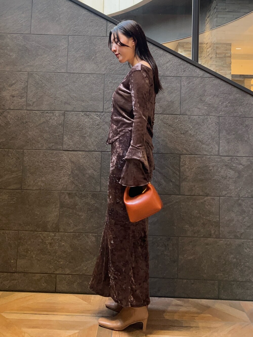 ベージュ系のブーツ、ブラウン系のTシャツ/カットソー、ブラウン系のスカートを着用したレディースの秋コーディネートの2枚目の写真