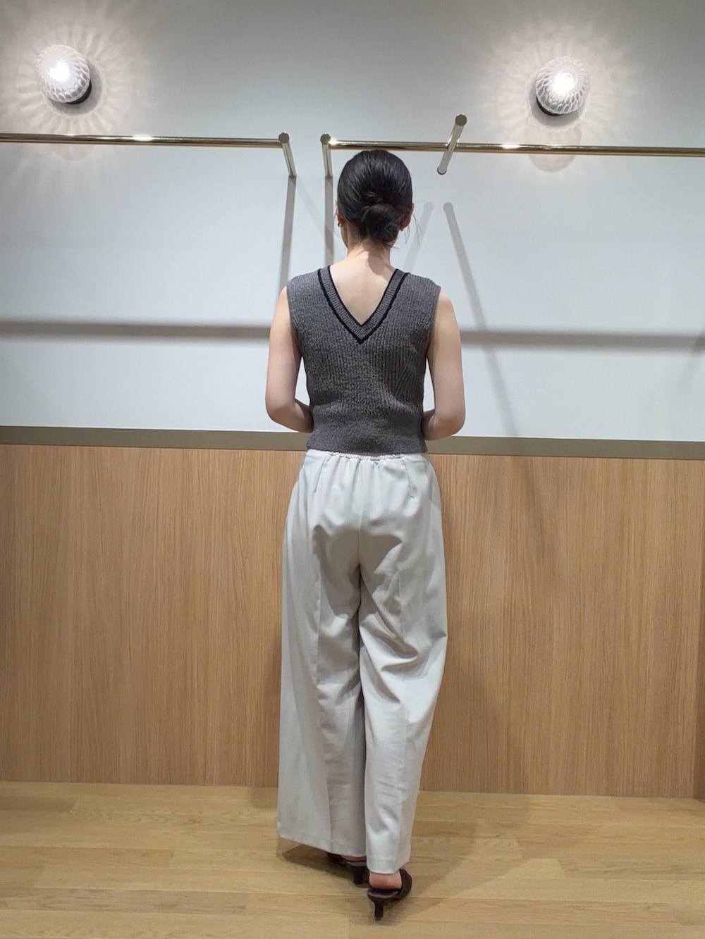 グレー系のニット/セーター、ブラウン系のサンダル、ホワイト系のその他パンツを着用したレディースの夏コーディネートの2枚目の写真