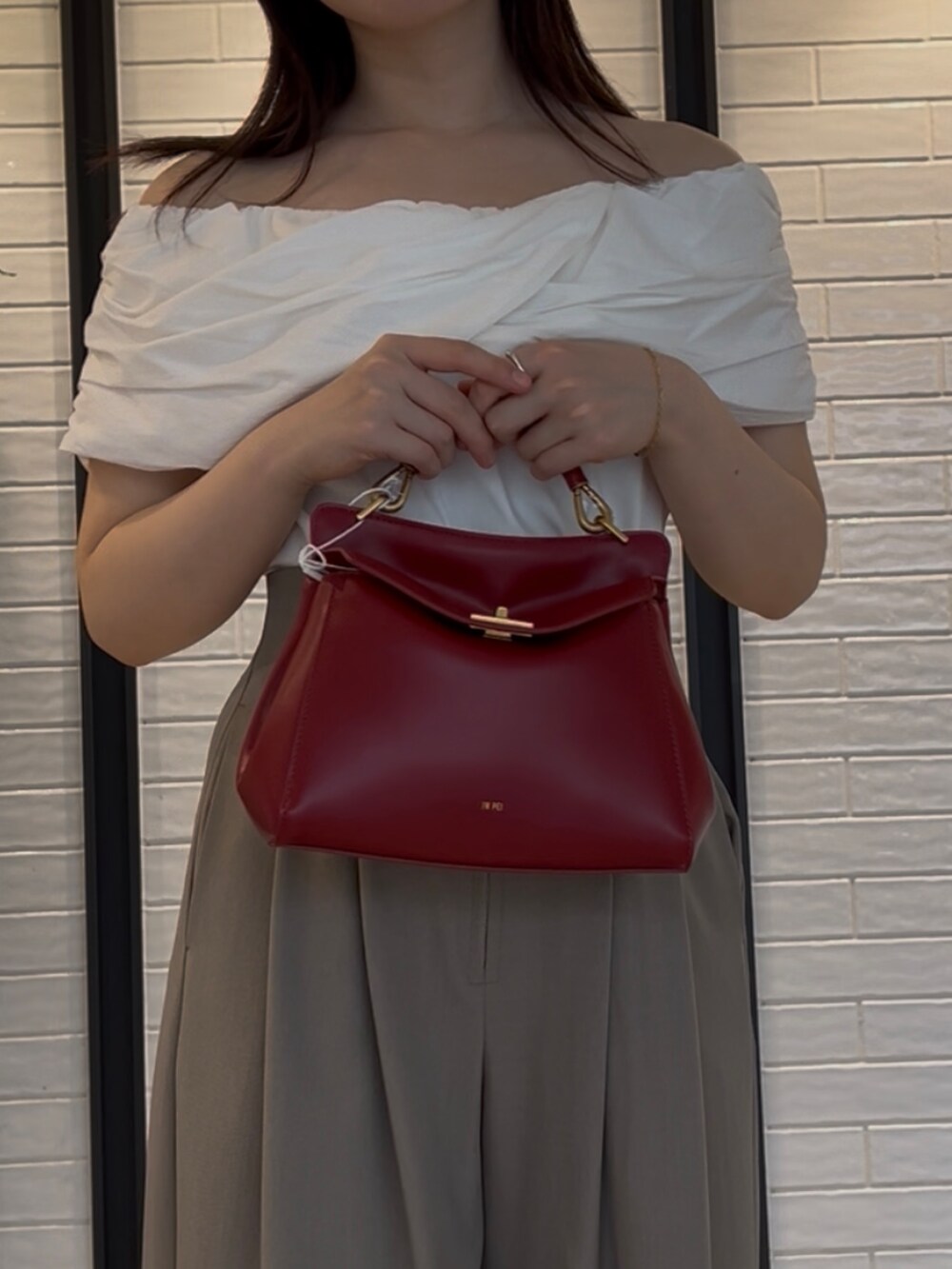 ホワイト系のシャツ/ブラウス、ブラック系のサンダル、ブラウン系のその他パンツを着用したレディースの春コーディネートの9枚目の写真