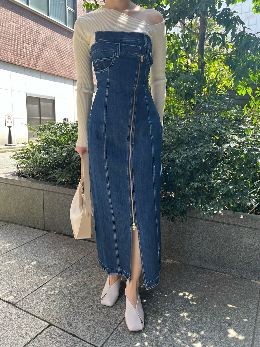 ホワイト系のパンプス、ブルー系のワンピース、ホワイト系のニット/セーターを着用したレディースの春コーディネートの4枚目の写真