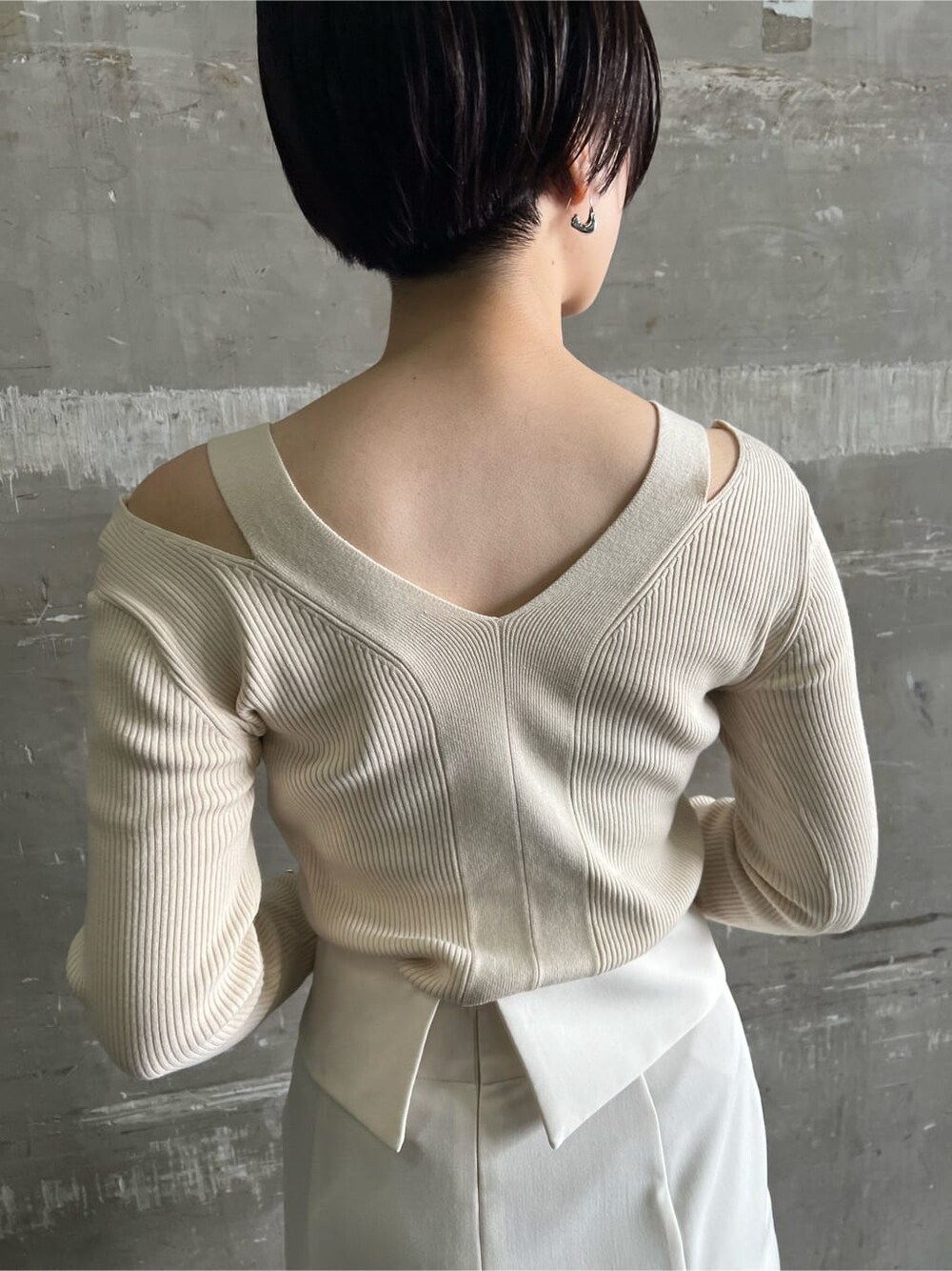 ブラウン系のパンプス、ホワイト系のスカート、ホワイト系のニット/セーターを着用したレディースの夏コーディネートの7枚目の写真