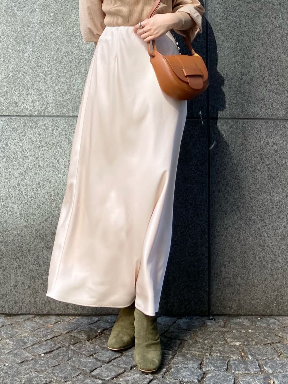 ホワイト系のスカート、ベージュ系のブーツ、ブラウン系のショルダーバッグを着用したレディースの秋コーディネートの8枚目の写真