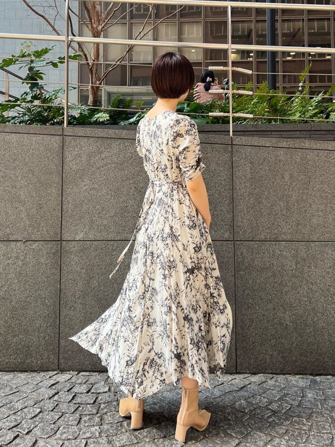 ベージュ系のブーツ、ホワイト系のハンドバッグ、イエロー系のカーディガン/ボレロを着用したレディースの春コーディネートの8枚目の写真