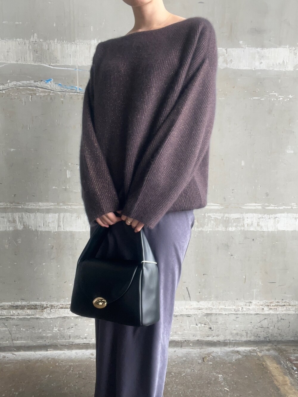 ブラック系のブーツ、グレー系のスカート、ブラウン系のニット/セーターを着用したレディースの秋コーディネートの4枚目の写真