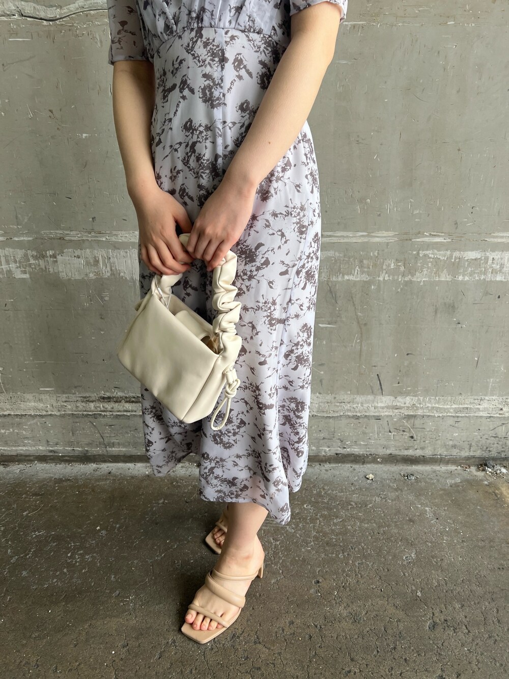ベージュ系のサンダル、パープル系のワンピース、ホワイト系のハンドバッグを着用したレディースの春コーディネートの8枚目の写真