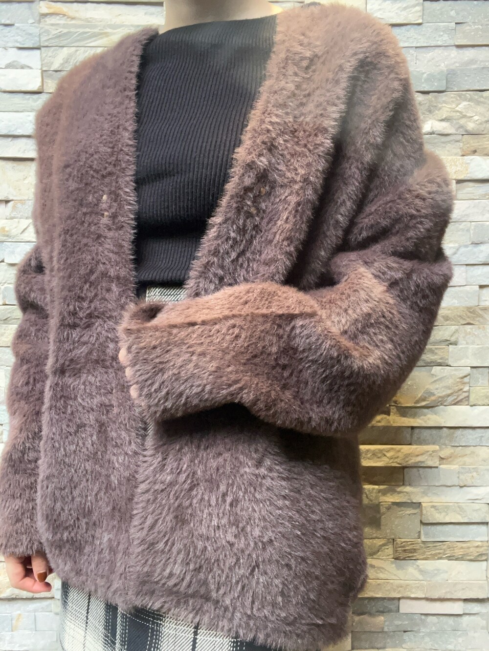 ベージュ系のスカート、ブラック系のニット/セーター、ブラウン系のカーディガン/ボレロを着用したレディースの秋コーディネートの4枚目の写真