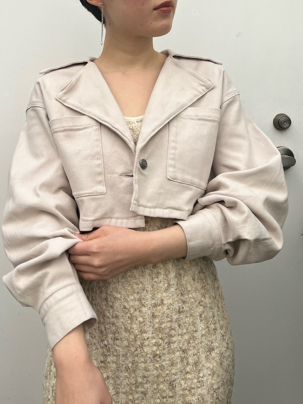 ベージュ系のサンダル、ホワイト系のワンピース、ベージュ系のテーラードジャケットを着用したレディースの春コーディネートの5枚目の写真