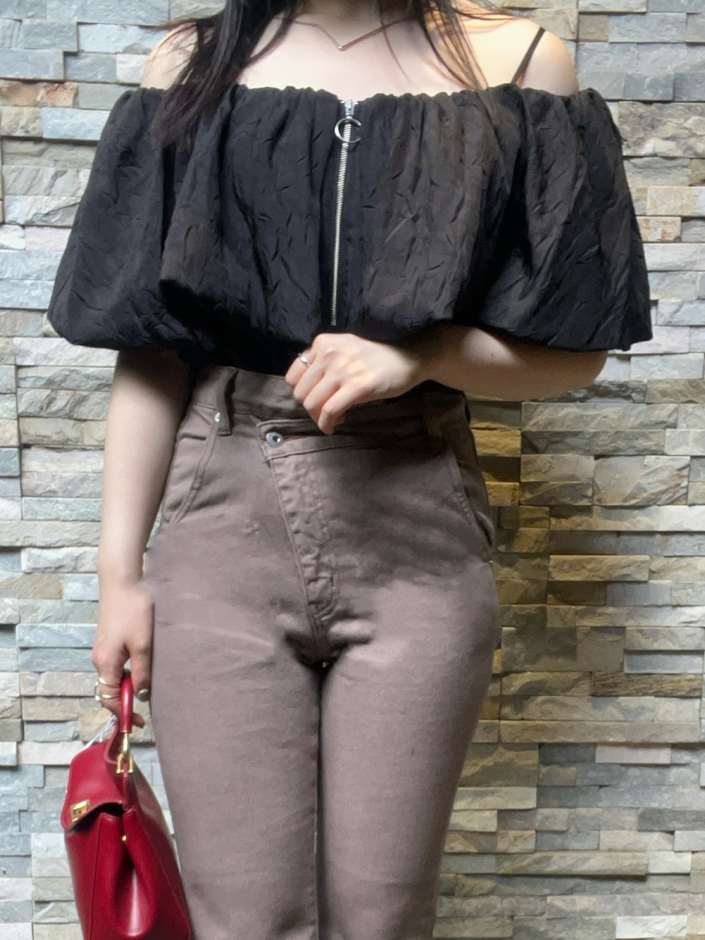 ベージュ系のデニムパンツ、ブラック系のシャツ/ブラウス、ホワイト系のサンダルを着用したレディースの夏コーディネートの5枚目の写真