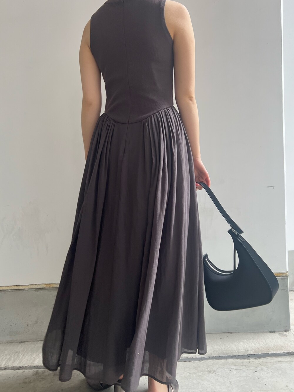 ブラック系のハンドバッグ、グレー系のワンピース、ホワイト系のテーラードジャケットを着用したレディースの春コーディネートの9枚目の写真