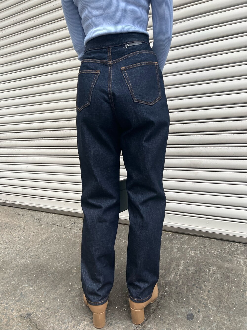 ブルー系のショルダーバッグ、ブルー系のニット/セーター、ベージュ系のブーツを着用したレディースの冬コーディネートの10枚目の写真