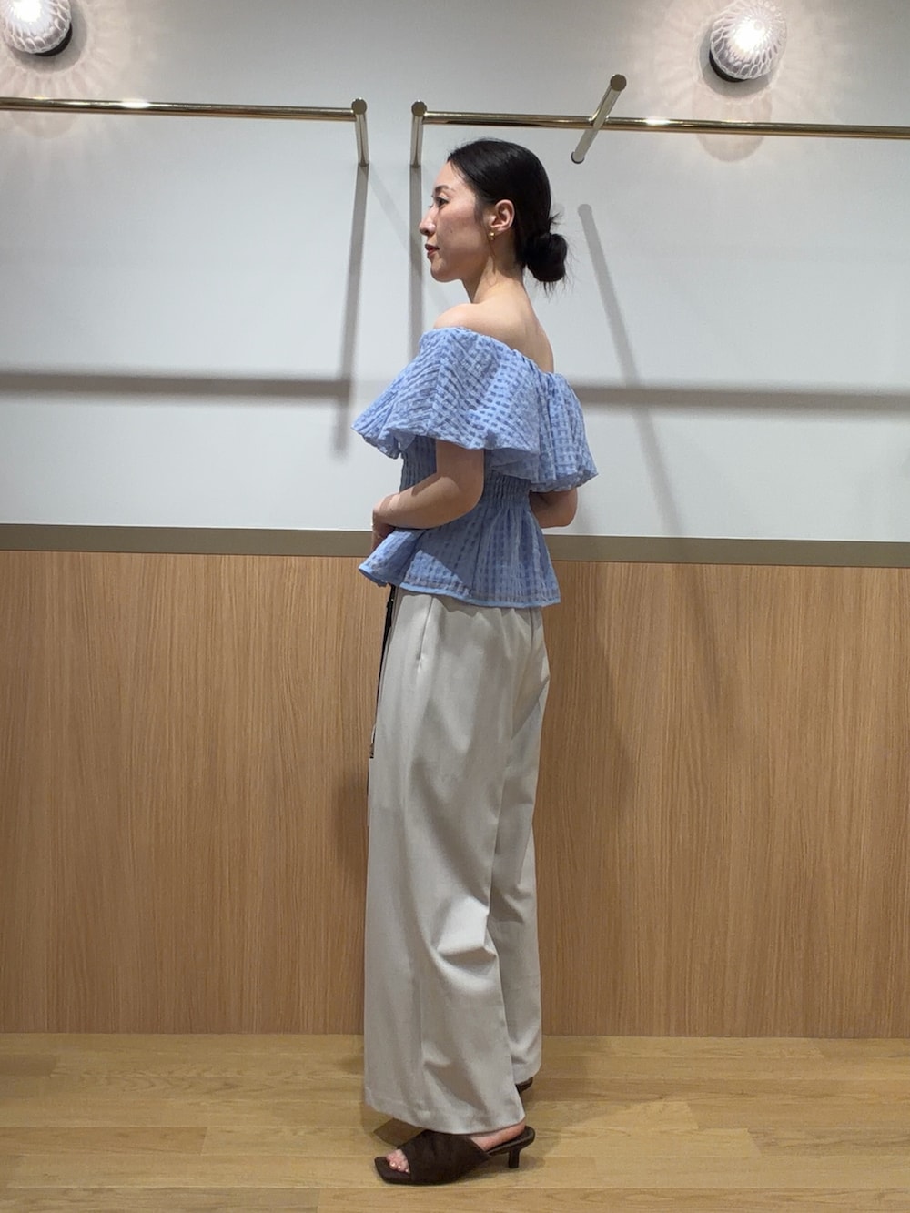 ブルー系のシャツ/ブラウス、ホワイト系のその他パンツ、ブラウン系のサンダルを着用したレディースの夏コーディネートの3枚目の写真
