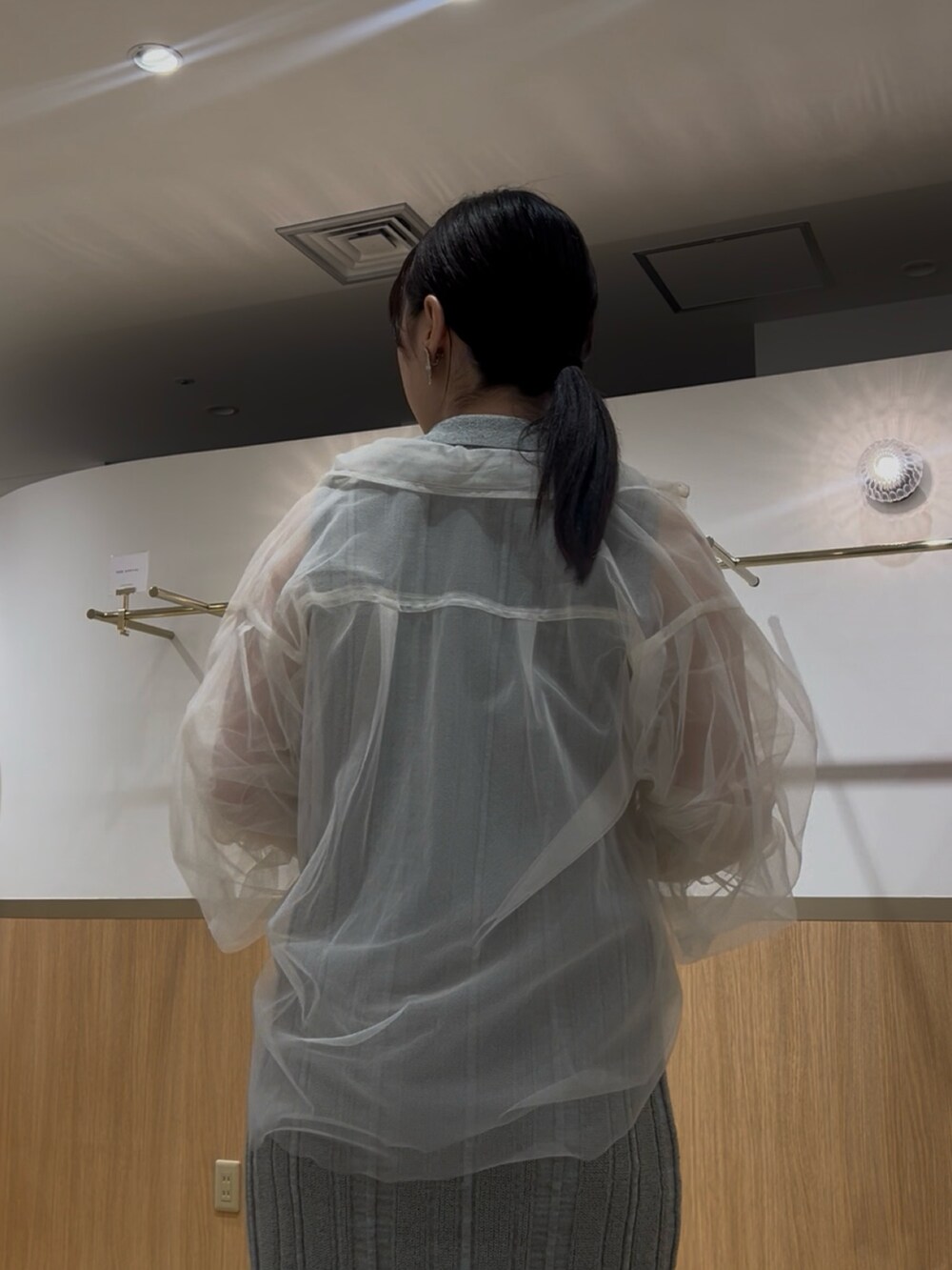 グリーン系のワンピース、ホワイト系のシャツ/ブラウスを着用したレディースの夏コーディネートの5枚目の写真