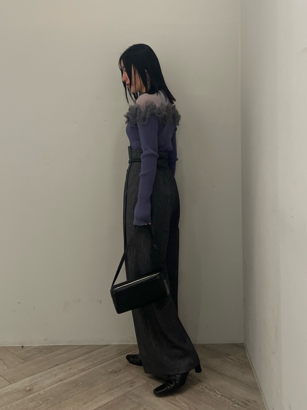 ブルー系のニット/セーター、グレー系のその他パンツを着用したレディースの冬コーディネートの2枚目の写真