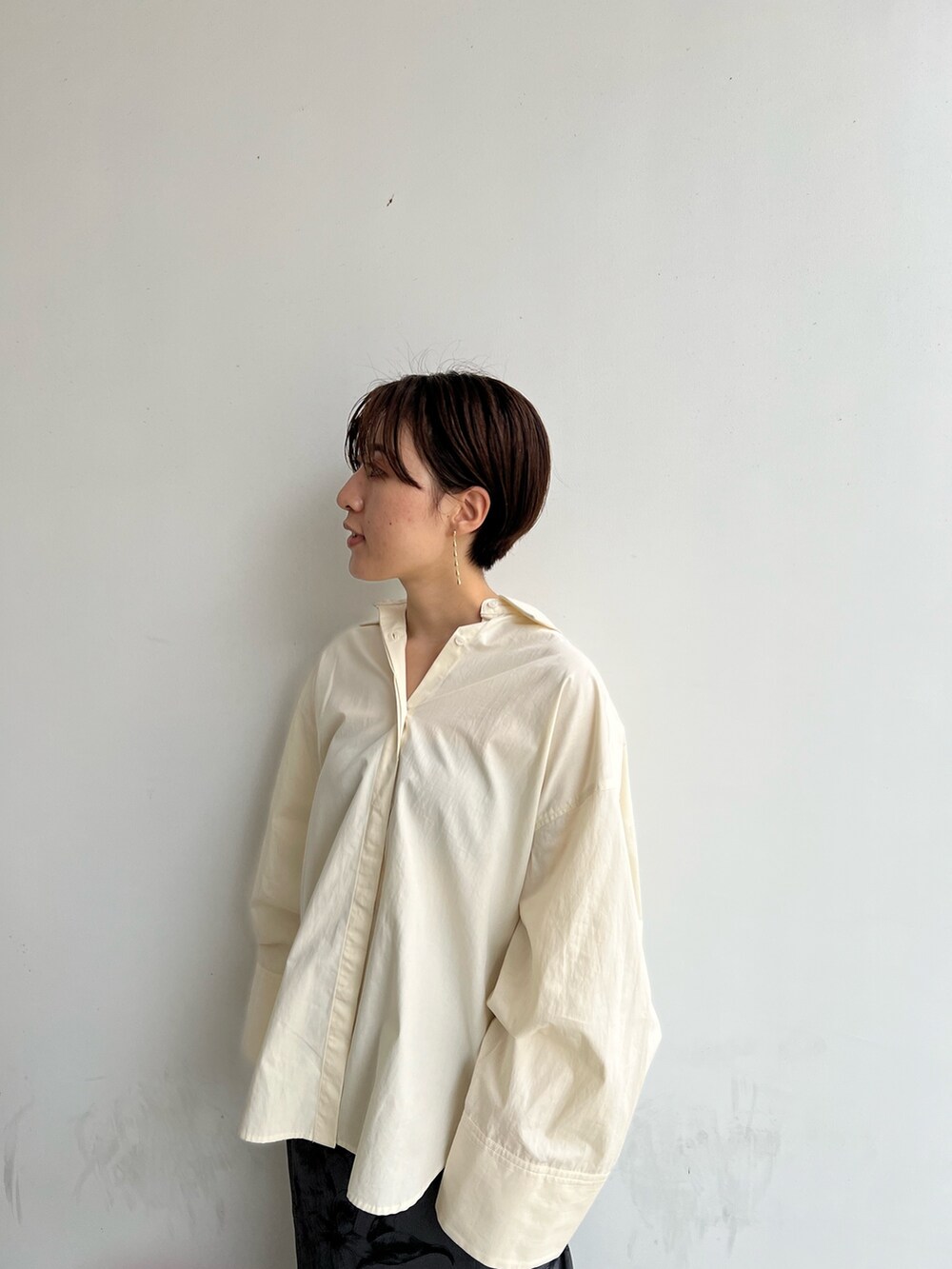 ベージュ系のサンダル、ホワイト系のスカート、ホワイト系のシャツ/ブラウスを着用したレディースの秋コーディネートの4枚目の写真