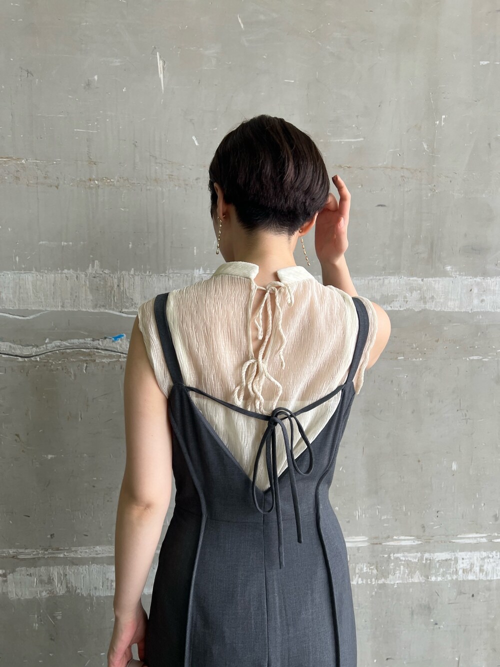 ホワイト系のシャツ/ブラウス、グレー系のワンピース、ブルー系のサンダルを着用したレディースの夏コーディネートの4枚目の写真