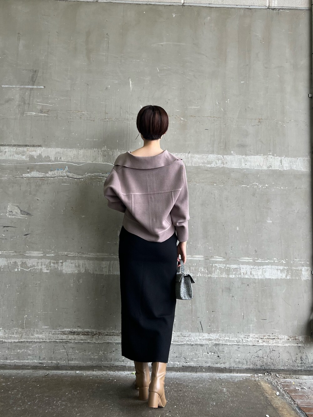 ベージュ系のブーツ、ブラック系のスカート、ベージュ系のカーディガン/ボレロを着用したレディースの秋コーディネートの3枚目の写真