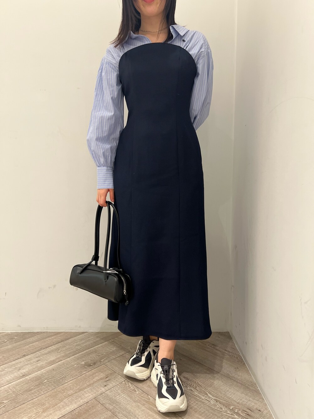 ブルー系のワンピース、グレー系のスニーカーを着用したレディースの冬コーディネートの6枚目の写真