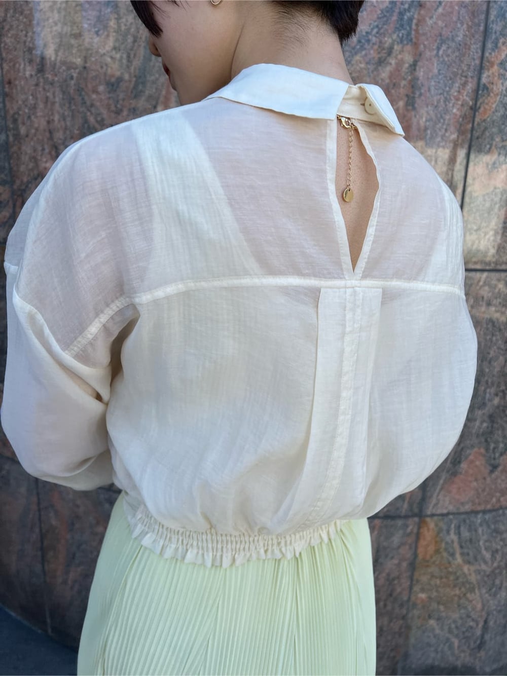 ホワイト系のシャツ/ブラウス、イエロー系のスカート、ホワイト系のハンドバッグを着用したレディースの春コーディネートの4枚目の写真