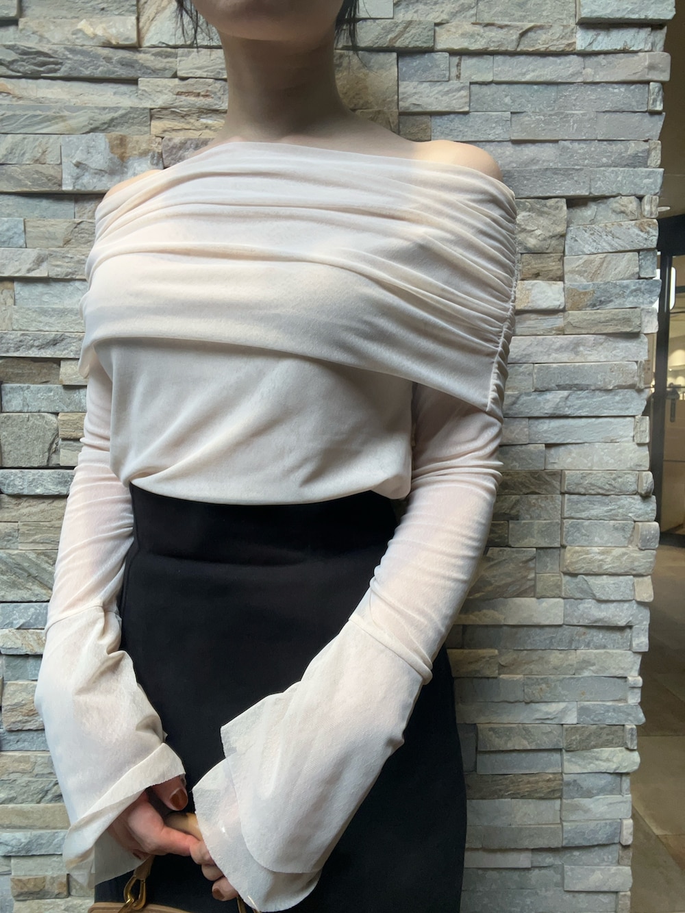 ホワイト系のTシャツ/カットソー、ブラック系のスカート、ブラウン系のパンプスを着用したレディースの秋コーディネートの4枚目の写真