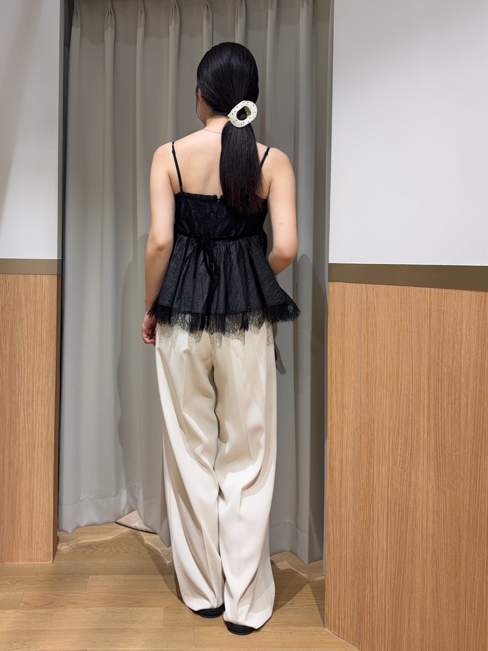 ホワイト系のその他パンツ、ブラック系のキャミソール、ブラウン系のハンドバッグを着用したレディースの夏コーディネートの3枚目の写真