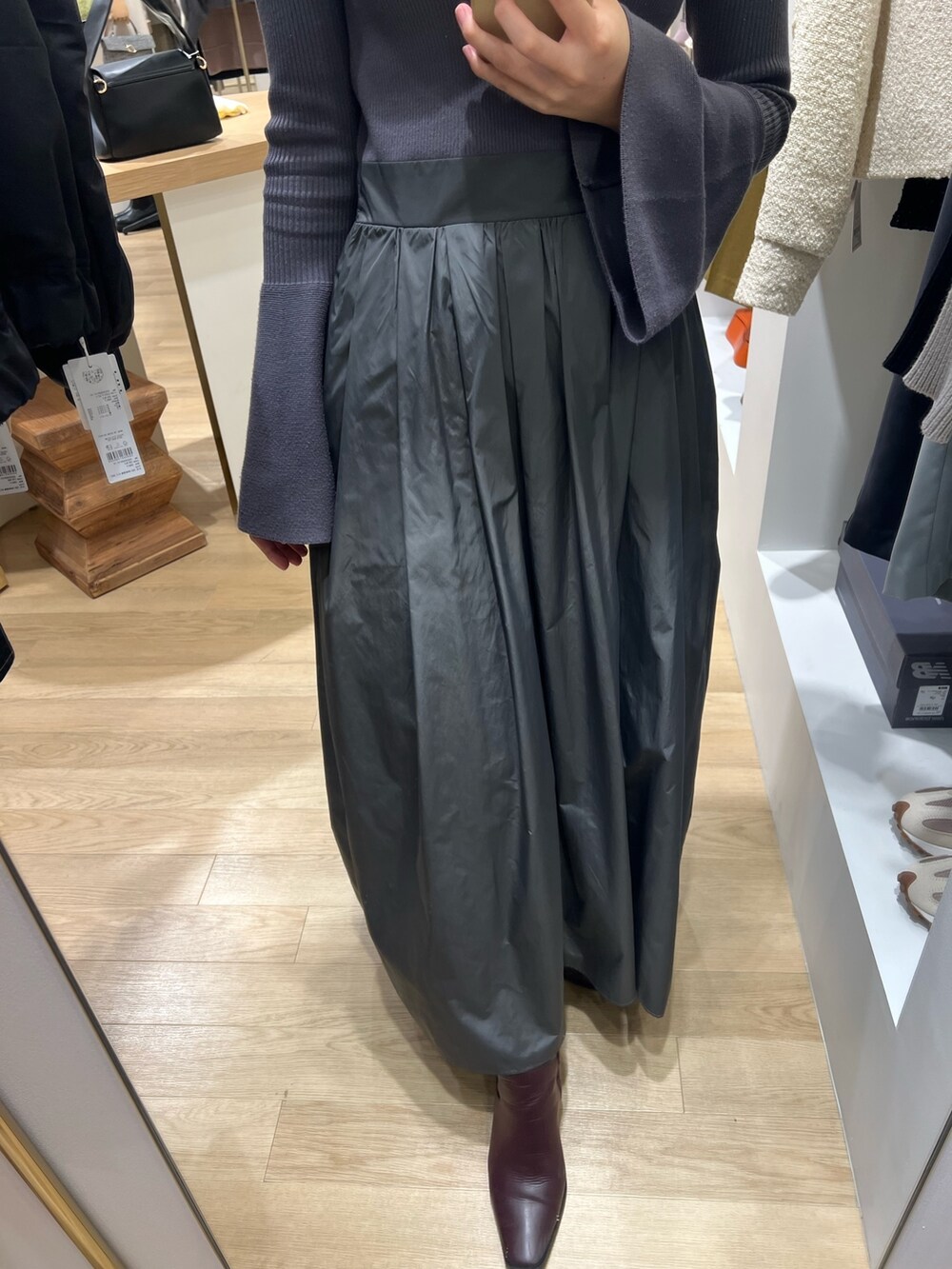 グレー系のワンピースを着用したレディースの秋コーディネートの5枚目の写真