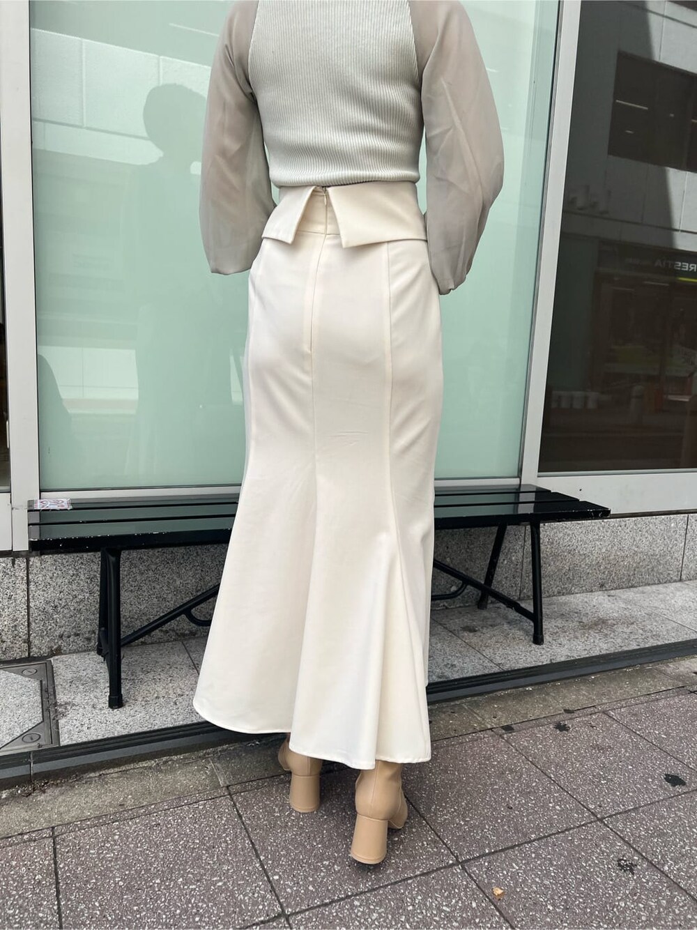 ベージュ系のブーツ、ブラック系のその他トップス、ホワイト系のスカートを着用したレディースの夏コーディネートの5枚目の写真