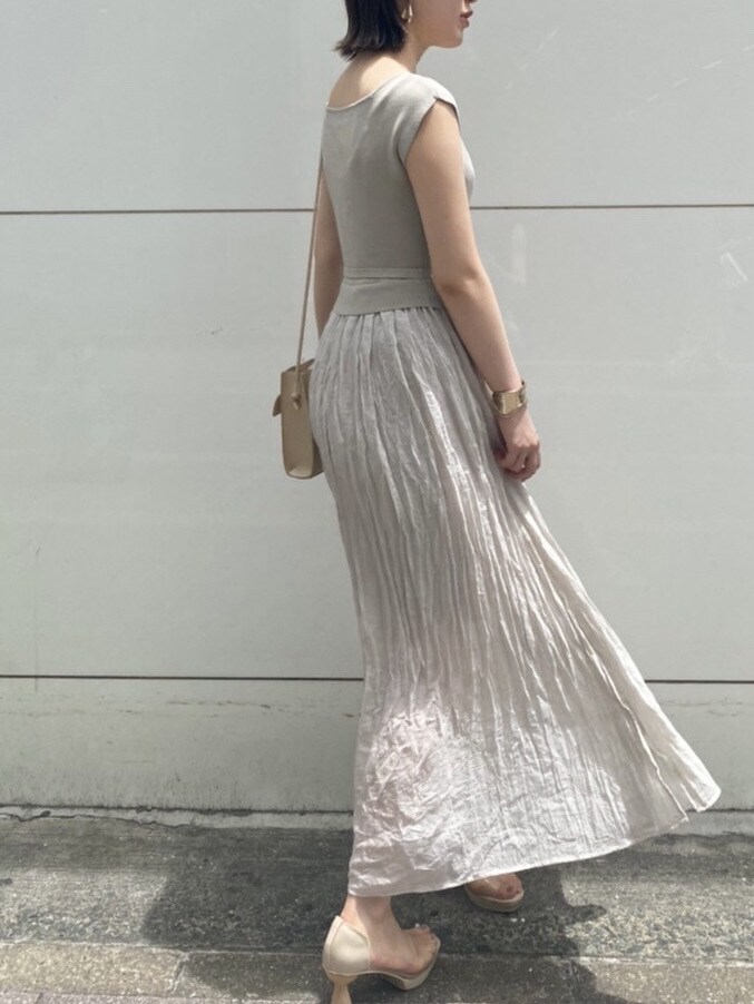 その他のパンプス、ベージュ系のハンドバッグ、グレー系のワンピースを着用したレディースの夏コーディネートの2枚目の写真