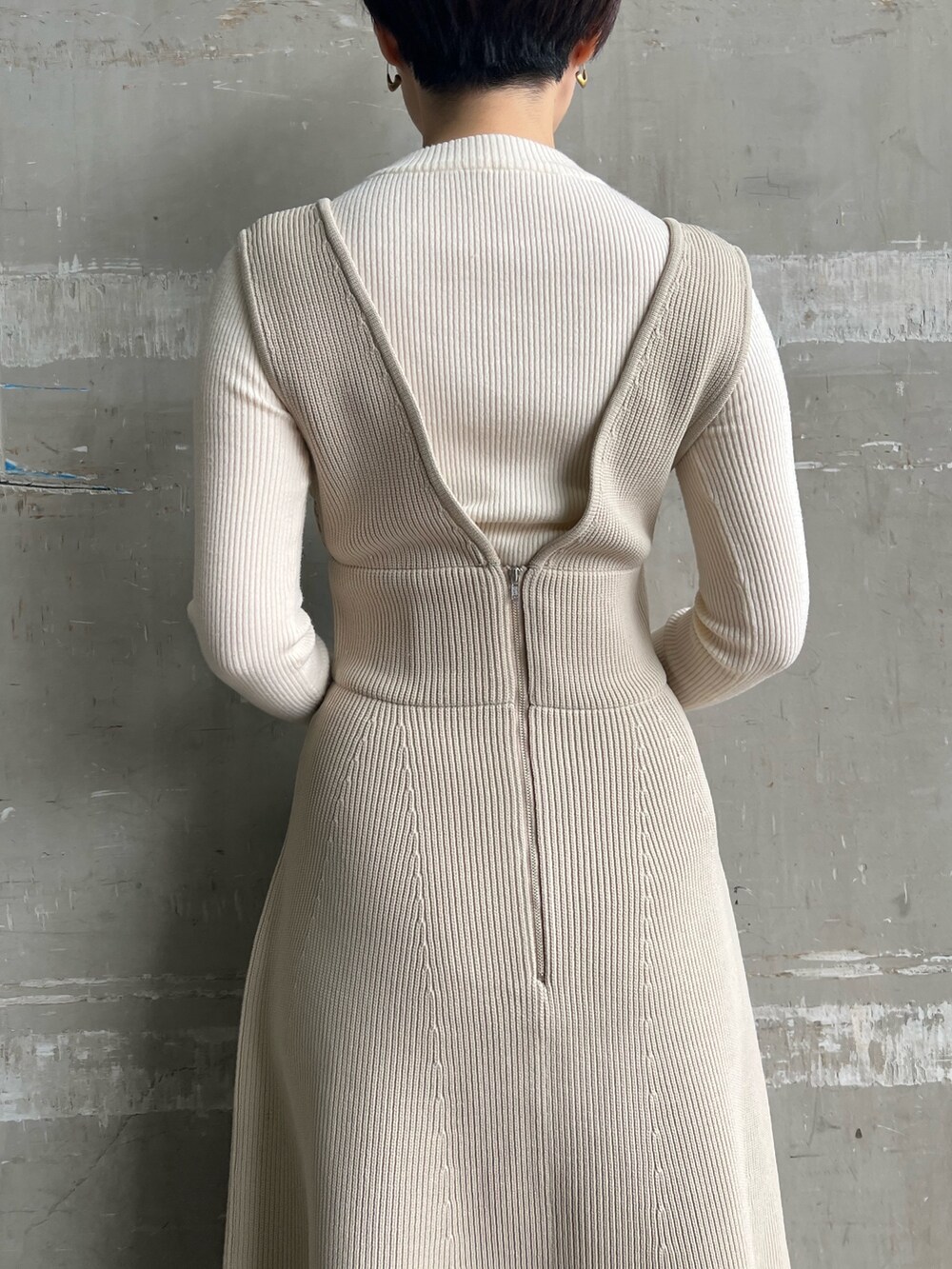 ベージュ系のブーツ、ブラック系のハンドバッグ、ホワイト系のニット/セーターを着用したレディースの秋コーディネートの8枚目の写真