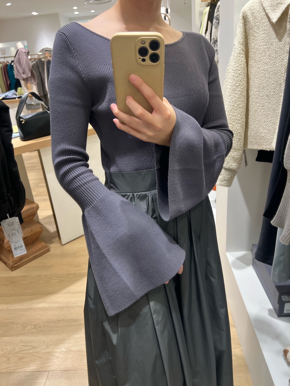 グレー系のワンピースを着用したレディースの秋コーディネートの4枚目の写真