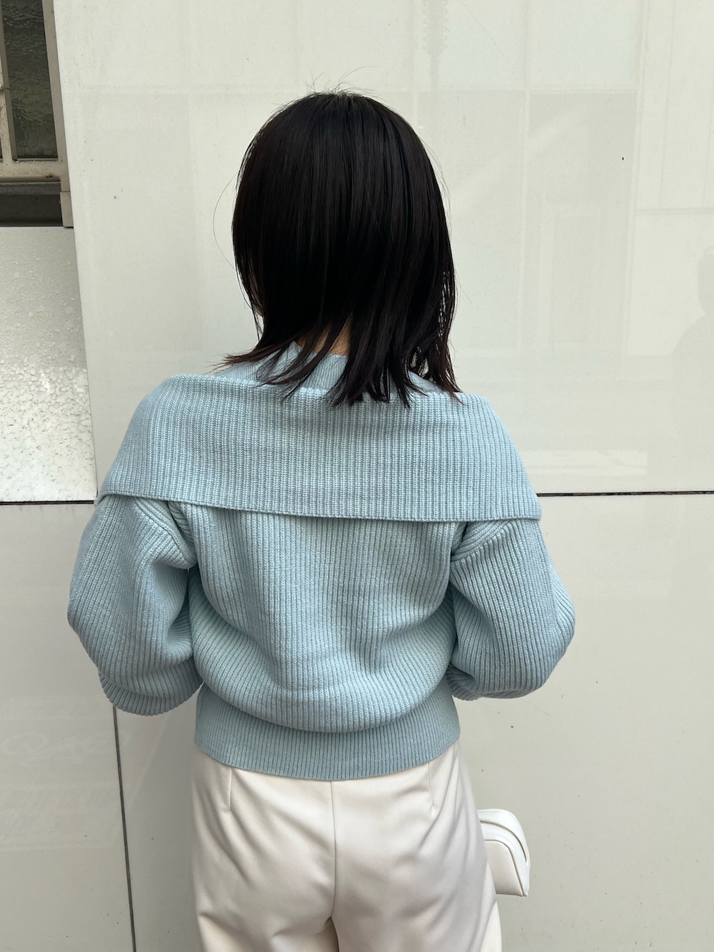 ホワイト系のショルダーバッグ、ホワイト系のその他パンツ、ブルー系のニット/セーターを着用したレディースの秋コーディネートの5枚目の写真