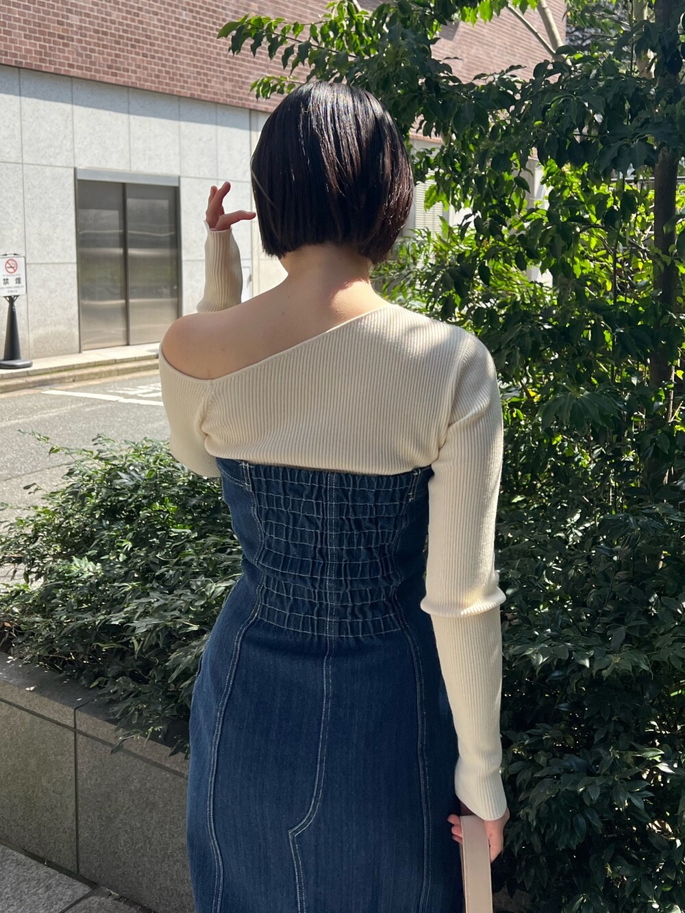 ホワイト系のパンプス、ブルー系のワンピース、ホワイト系のニット/セーターを着用したレディースの春コーディネートの7枚目の写真