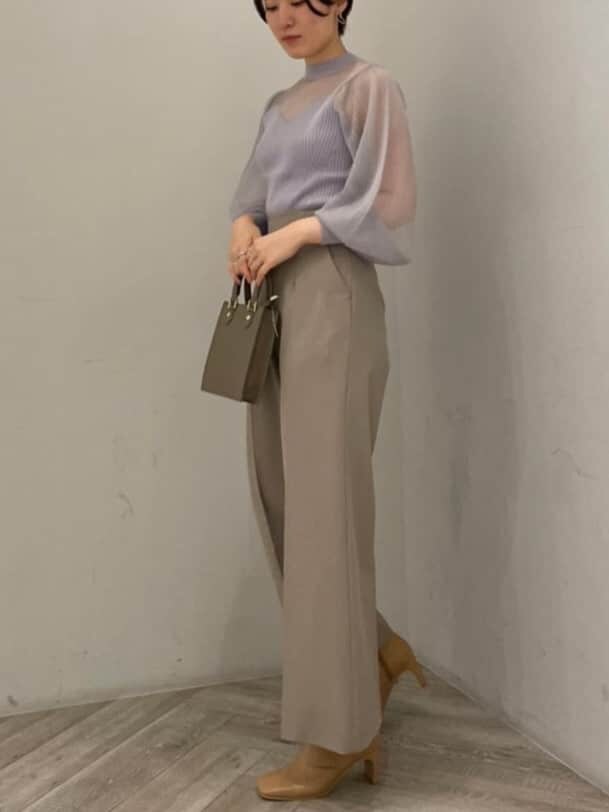 ベージュ系のその他パンツ、ベージュ系のその他シューズ、パープル系のニット/セーターを着用したレディースの秋コーディネートの3枚目の写真