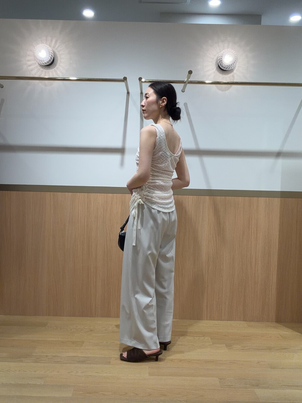 ホワイト系のその他パンツ、ブラウン系のテーラードジャケット、ホワイト系のシャツ/ブラウスを着用したレディースの夏コーディネートの4枚目の写真