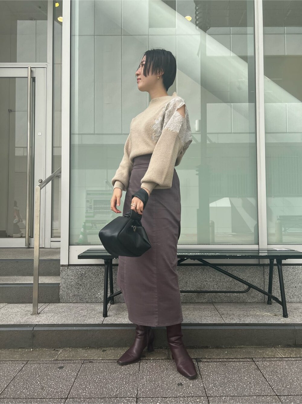 レッド系のブーツ、グレー系のダッフルコート、グレー系のダッフルコートを着用したレディースの秋コーディネートの5枚目の写真