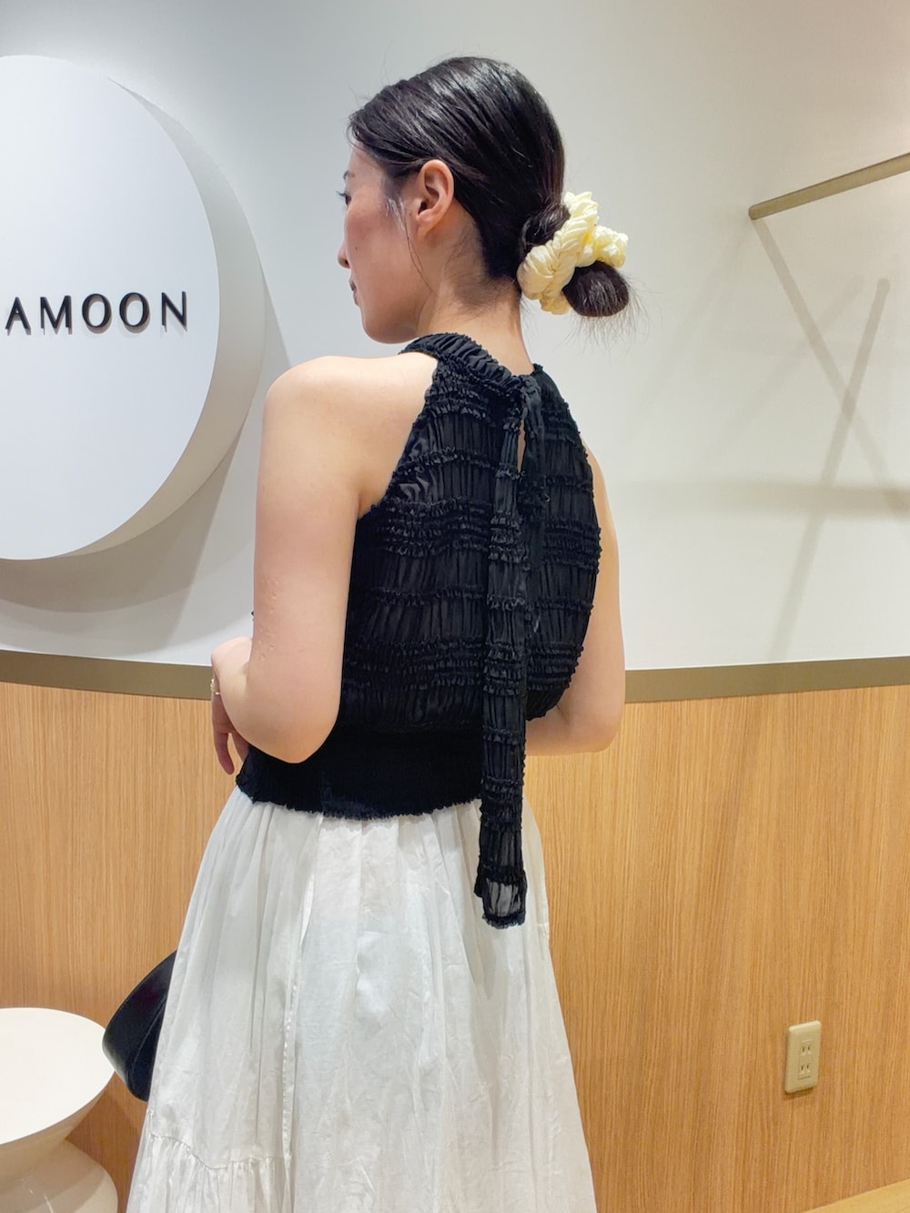 ブラック系のシャツ/ブラウス、ホワイト系のスカートを着用したレディースの春コーディネートの5枚目の写真