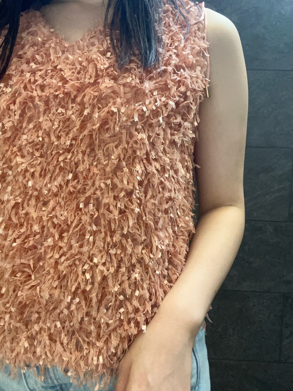 オレンジ系のTシャツ/カットソー、ホワイト系のサンダル、ブルー系のデニムパンツを着用したレディースの夏コーディネートの5枚目の写真