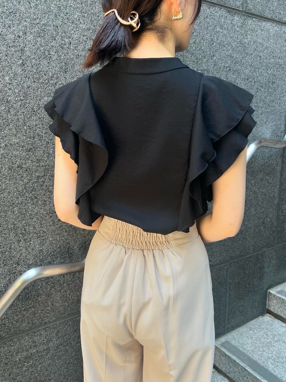 その他のサンダル、ベージュ系のハンドバッグ、ホワイト系のスラックスを着用したレディースの夏コーディネートの8枚目の写真