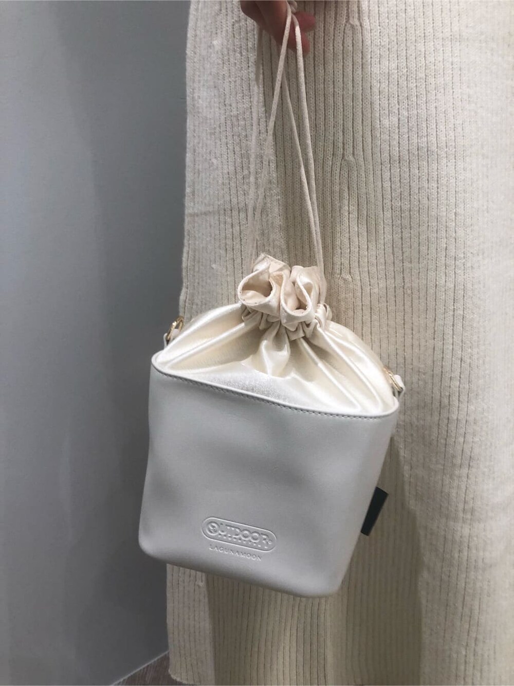 ベージュ系のその他シューズ、ホワイト系のワンピース、ホワイト系のハンドバッグを着用したレディースの秋コーディネートの8枚目の写真