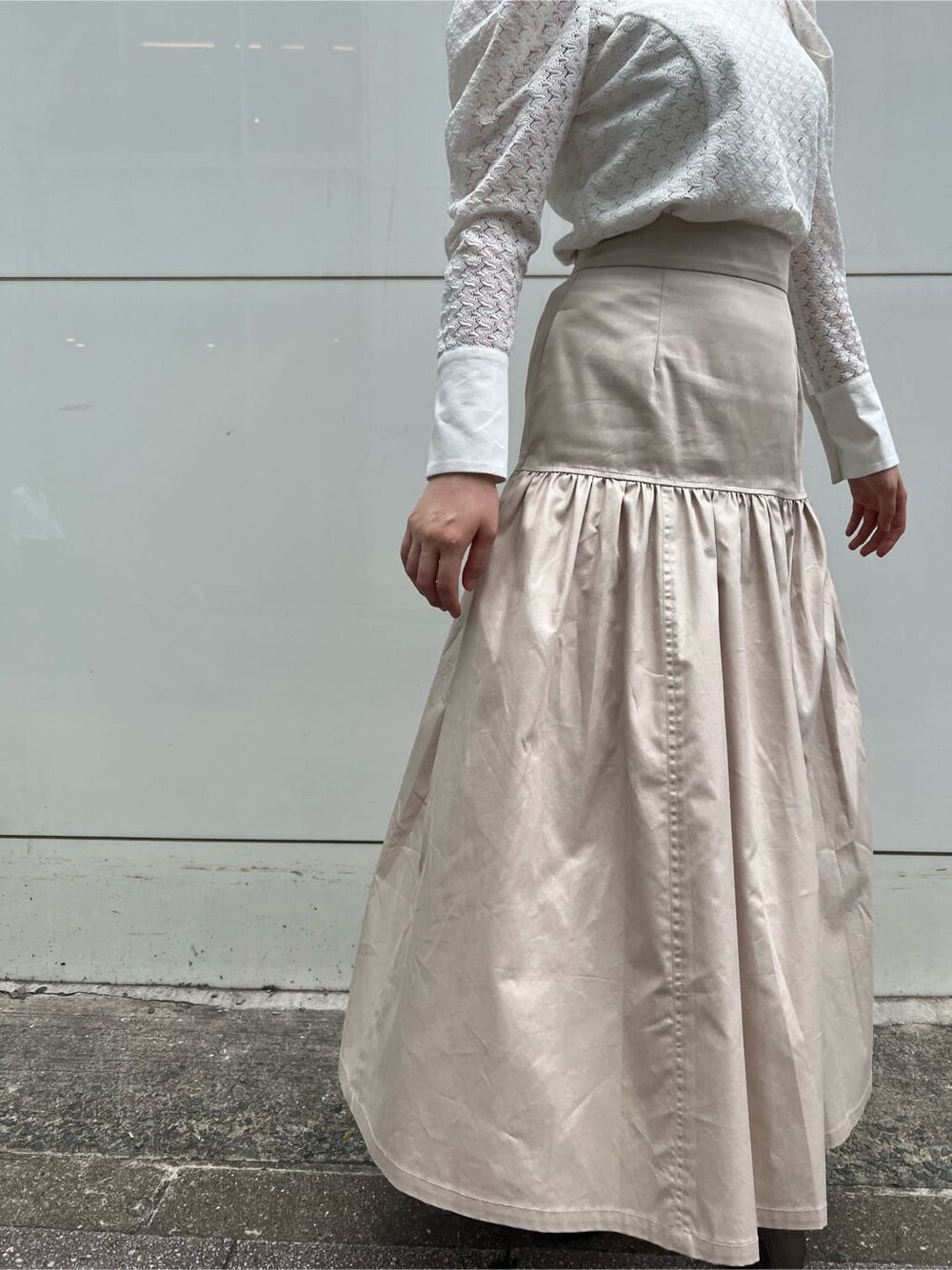 ベージュ系のスカート、ホワイト系のシャツ/ブラウス、シルバー系のピアス（両耳用）を着用したレディースの夏コーディネートの8枚目の写真